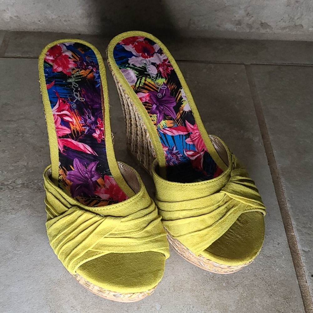 Qupid chartreuse espadrille wedges, size 6.5